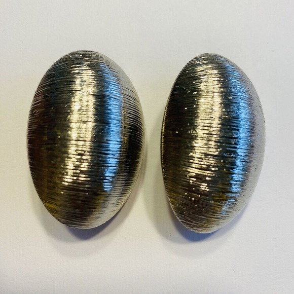 Vintage Clip On Earrings Chunky Silvertone Textured Domed Ovals Runway Jewelry - Picture 6 of 7